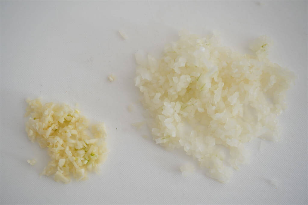 【自家製ガーリックバター】玉ねぎ＆パン粉混ぜて旨味キープ♪野菜やエビにのせて焼いてみた！【農家直伝】