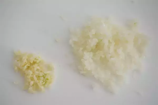 「【自家製ガーリックバター】玉ねぎ＆パン粉混ぜて旨味キープ♪野菜やエビにのせて焼いてみた！【農家直伝】」の画像