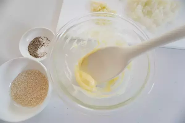 「【自家製ガーリックバター】玉ねぎ＆パン粉混ぜて旨味キープ♪野菜やエビにのせて焼いてみた！【農家直伝】」の画像