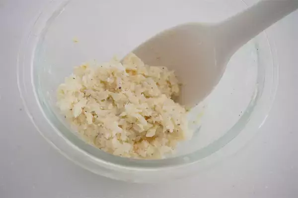 「【自家製ガーリックバター】玉ねぎ＆パン粉混ぜて旨味キープ♪野菜やエビにのせて焼いてみた！【農家直伝】」の画像