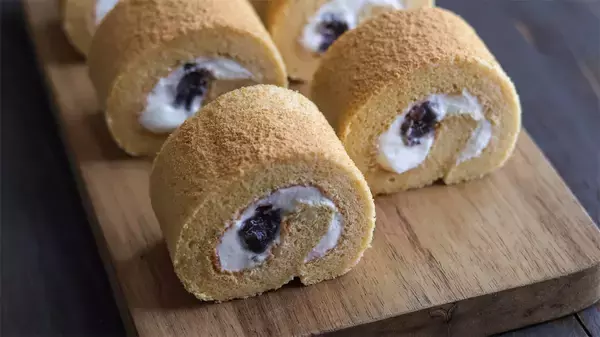 「【きな粉好き必食！】米粉でふんわり「きな粉ロールケーキ」はあんこ×生クリームが絶品♡【元パティシエ直伝】」の画像