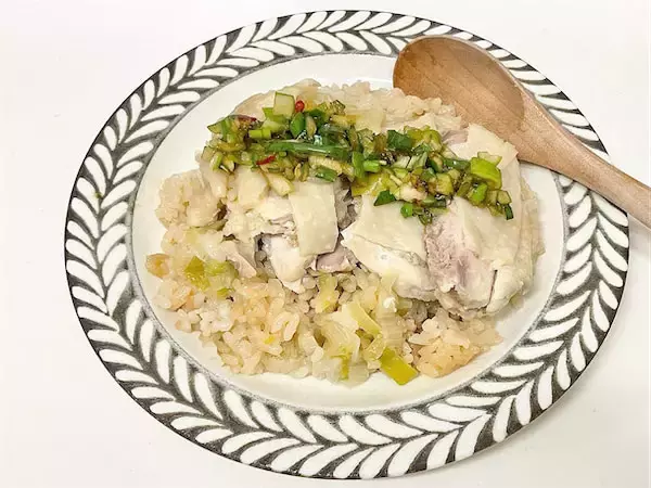 炊飯器で本格エスニック！「ねぎたっぷりカオマンガイ」作ってみた！【香味ダレも絶品】