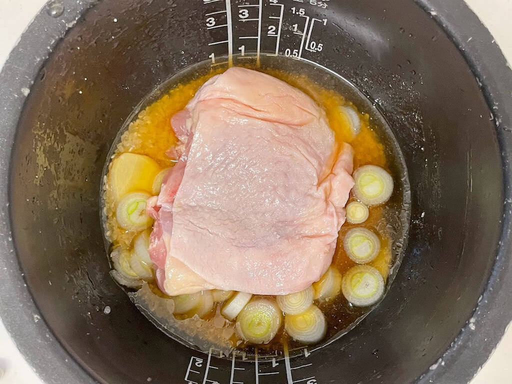 炊飯器で本格エスニック！「ねぎたっぷりカオマンガイ」作ってみた！【香味ダレも絶品】