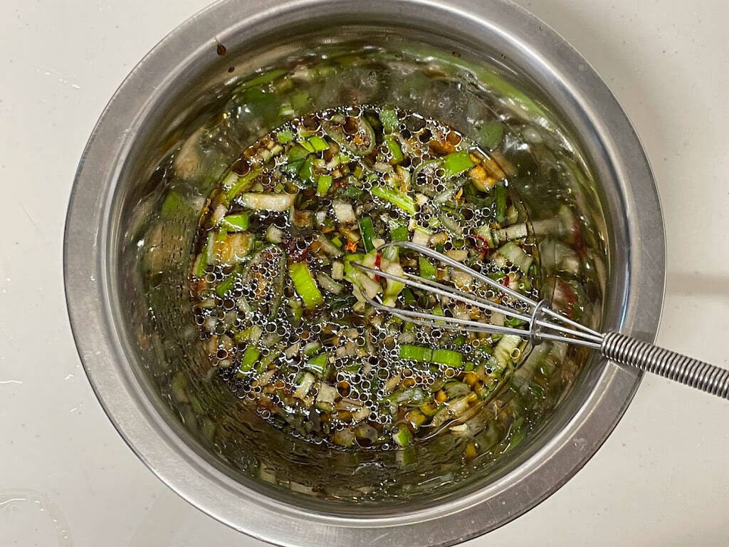 炊飯器で本格エスニック！「ねぎたっぷりカオマンガイ」作ってみた！【香味ダレも絶品】