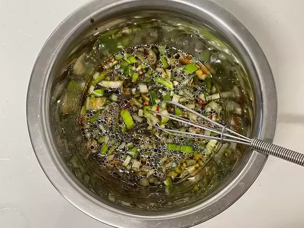 「炊飯器で本格エスニック！「ねぎたっぷりカオマンガイ」作ってみた！【香味ダレも絶品】」の画像