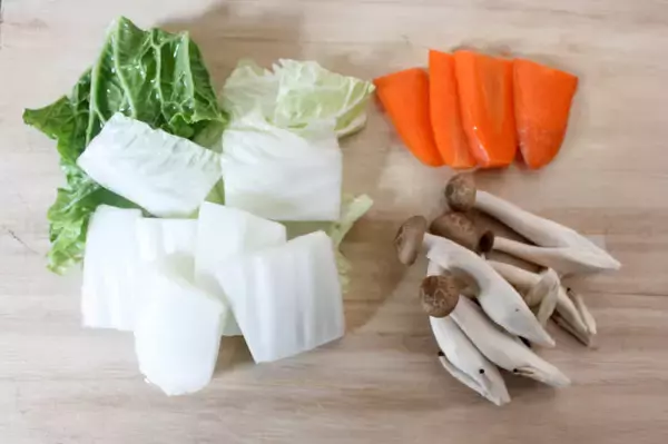 「【女優の自宅めし】木村文乃考案の「豚バラの蒸し鍋」作ってみた！無水だからうま味たっぷり♪〆の鍋ラーメンレシピも！」の画像