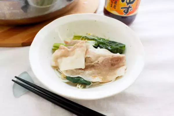 「【女優の自宅めし】木村文乃考案の「豚バラの蒸し鍋」作ってみた！無水だからうま味たっぷり♪〆の鍋ラーメンレシピも！」の画像