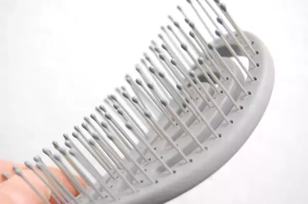 「【ダイソー】コレ何だ⁉しゃもじではなく…ヘアブラシです！素早く髪を乾かす工夫が詰まってる♪【使用レポ】」の画像