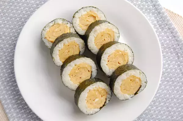 「シンプルにめっちゃ美味しいヤツ！「厚焼き玉子巻き寿司」に挑戦♪お花見や行楽にも！」の画像