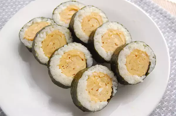 「シンプルにめっちゃ美味しいヤツ！「厚焼き玉子巻き寿司」に挑戦♪お花見や行楽にも！」の画像