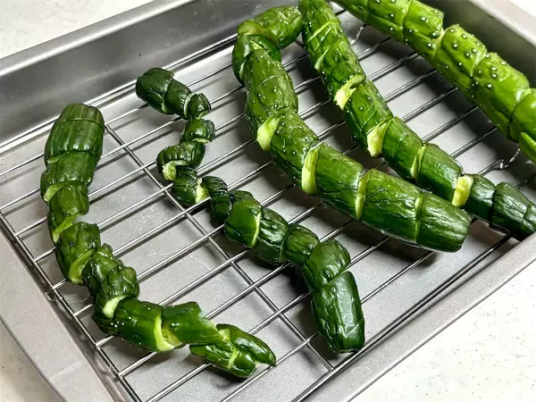 「【雷干しで食感パリッパリ】昭和初期の「干しレシピ」で極上のきゅうりの漬け物作ってみた！無限に噛んでたい♪」の画像