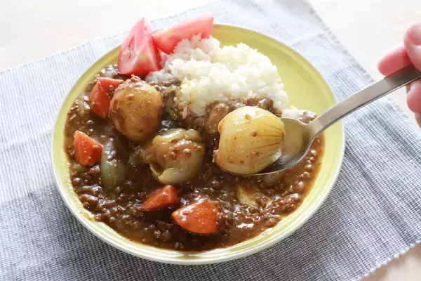 「出会えたらラッキーな幻の「ミニミニ玉ねぎ」でカレー作ってみた！丸ごとゴロンで食べ応え◎【農家直伝】」の画像