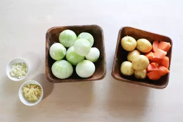 「出会えたらラッキーな幻の「ミニミニ玉ねぎ」でカレー作ってみた！丸ごとゴロンで食べ応え◎【農家直伝】」の画像