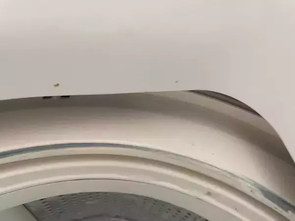 「【ダイソー】コレ1本で溝も隙間もスッキリ！洗濯機掃除専用「洗濯機周りの汚れスッキリ棒」の実力を検証」の画像