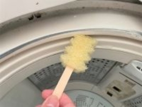 【ダイソー】コレ1本で溝も隙間もスッキリ！洗濯機掃除専用「洗濯機周りの汚れスッキリ棒」の実力を検証