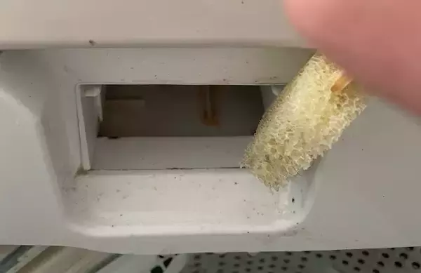 「【ダイソー】コレ1本で溝も隙間もスッキリ！洗濯機掃除専用「洗濯機周りの汚れスッキリ棒」の実力を検証」の画像