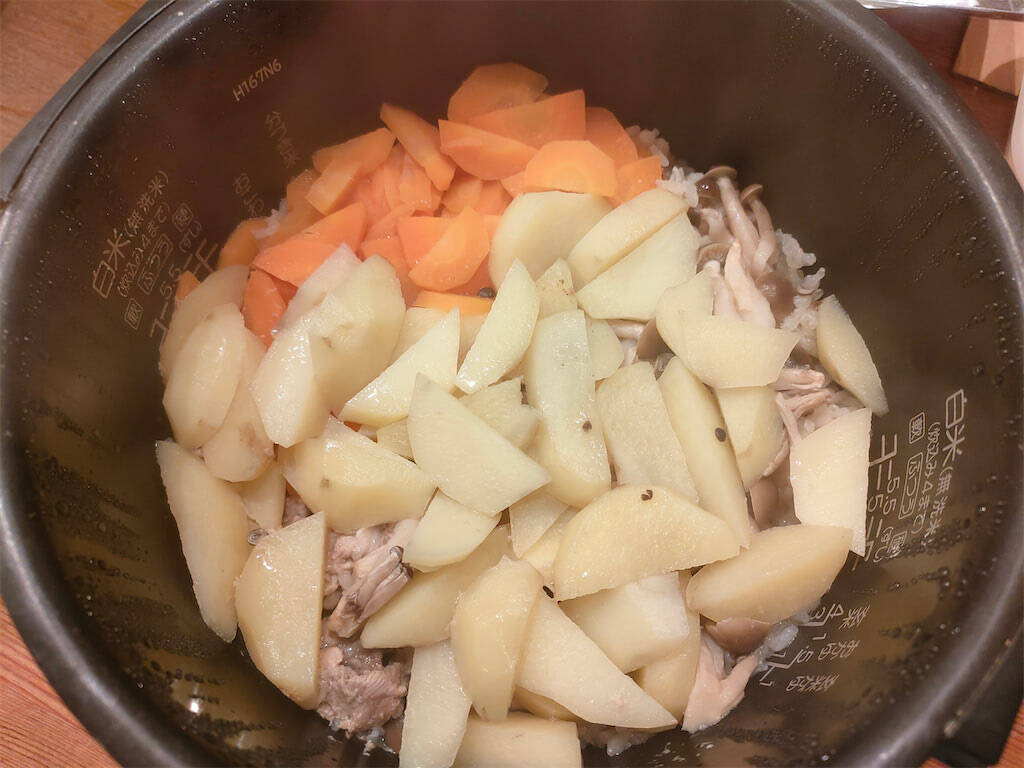 【一石二鳥】肉じゃがとご飯で「ハイブリッドな炊き込みご飯」作ってみた！煮込まずホクッ【農家直伝】