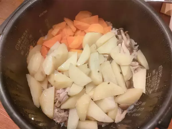「【一石二鳥】肉じゃがとご飯で「ハイブリッドな炊き込みご飯」作ってみた！煮込まずホクッ【農家直伝】」の画像