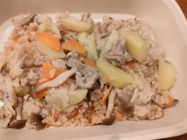 「【一石二鳥】肉じゃがとご飯で「ハイブリッドな炊き込みご飯」作ってみた！煮込まずホクッ【農家直伝】」の画像