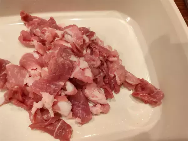 「【一石二鳥】肉じゃがとご飯で「ハイブリッドな炊き込みご飯」作ってみた！煮込まずホクッ【農家直伝】」の画像