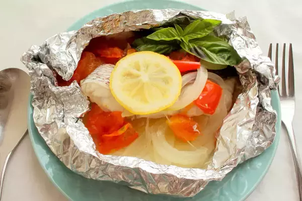 「【フライパンは「蒸し」が得意】ズボラおしゃれな「鯛の南仏風ホイル蒸し」作ってみた！なんだこの甘さは!?」の画像