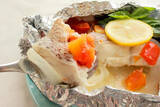 「【フライパンは「蒸し」が得意】ズボラおしゃれな「鯛の南仏風ホイル蒸し」作ってみた！なんだこの甘さは!?」の画像12