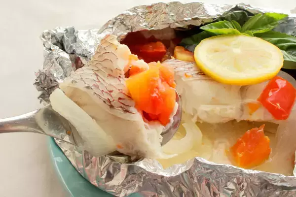 「【フライパンは「蒸し」が得意】ズボラおしゃれな「鯛の南仏風ホイル蒸し」作ってみた！なんだこの甘さは!?」の画像