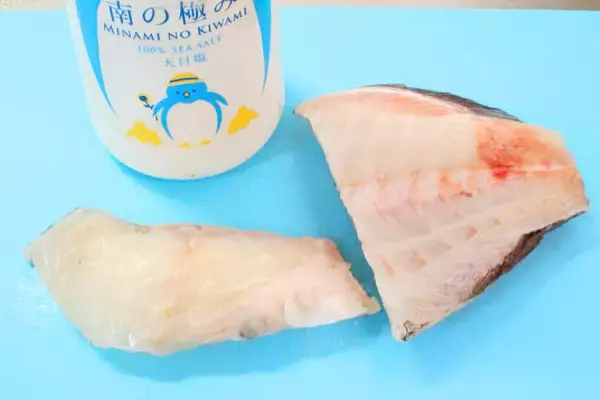 「【フライパンは「蒸し」が得意】ズボラおしゃれな「鯛の南仏風ホイル蒸し」作ってみた！なんだこの甘さは!?」の画像