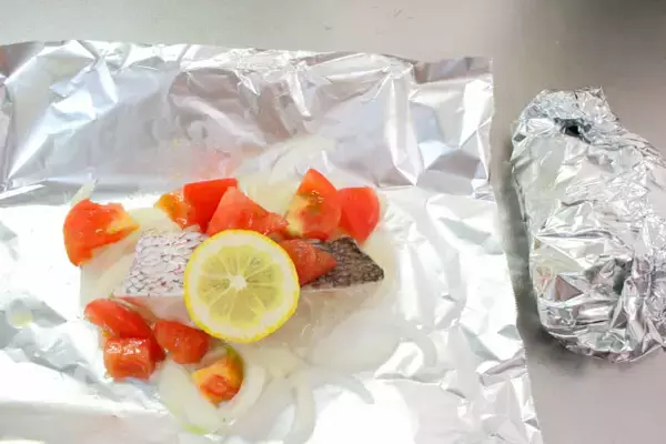 「【フライパンは「蒸し」が得意】ズボラおしゃれな「鯛の南仏風ホイル蒸し」作ってみた！なんだこの甘さは!?」の画像