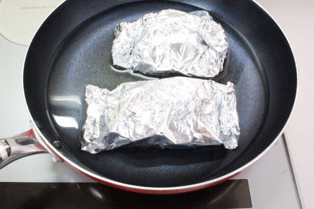 【フライパンは「蒸し」が得意】ズボラおしゃれな「鯛の南仏風ホイル蒸し」作ってみた！なんだこの甘さは!?