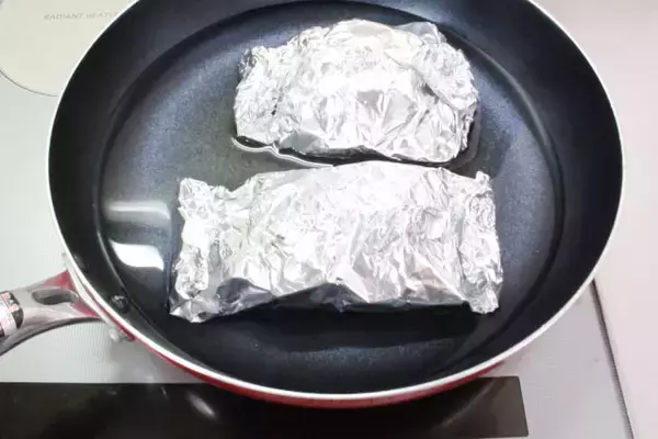 「【フライパンは「蒸し」が得意】ズボラおしゃれな「鯛の南仏風ホイル蒸し」作ってみた！なんだこの甘さは!?」の画像