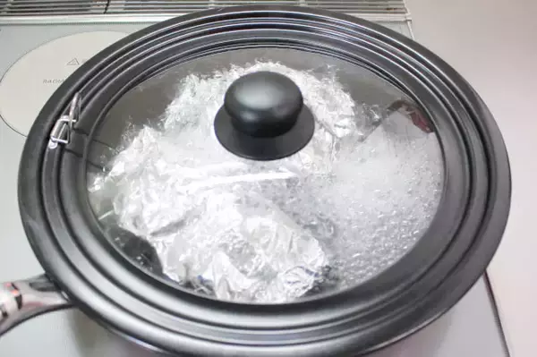 「【フライパンは「蒸し」が得意】ズボラおしゃれな「鯛の南仏風ホイル蒸し」作ってみた！なんだこの甘さは!?」の画像