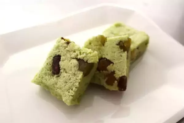 一見普通の抹茶ケーキ…でも実は鹿児島銘菓「かるかん」!?米粉＆長芋でしっとりもっちり♡【農家直伝】