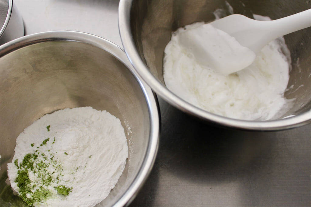 一見普通の抹茶ケーキ…でも実は鹿児島銘菓「かるかん」!?米粉＆長芋でしっとりもっちり♡【農家直伝】