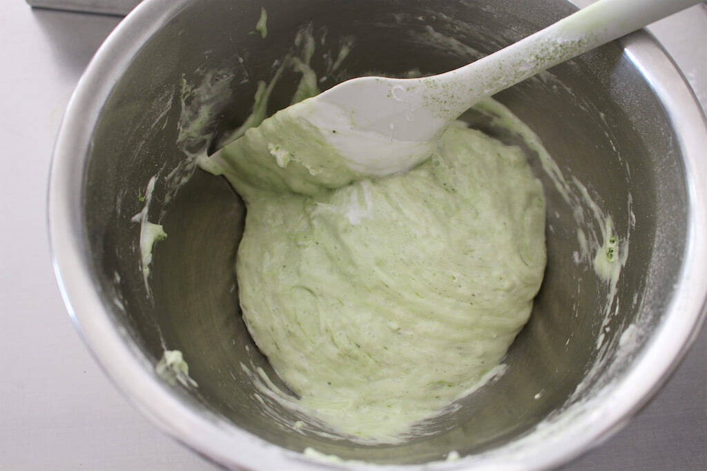 一見普通の抹茶ケーキ…でも実は鹿児島銘菓「かるかん」!?米粉＆長芋でしっとりもっちり♡【農家直伝】