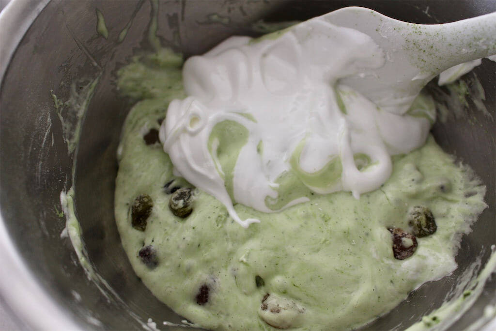 一見普通の抹茶ケーキ…でも実は鹿児島銘菓「かるかん」!?米粉＆長芋でしっとりもっちり♡【農家直伝】