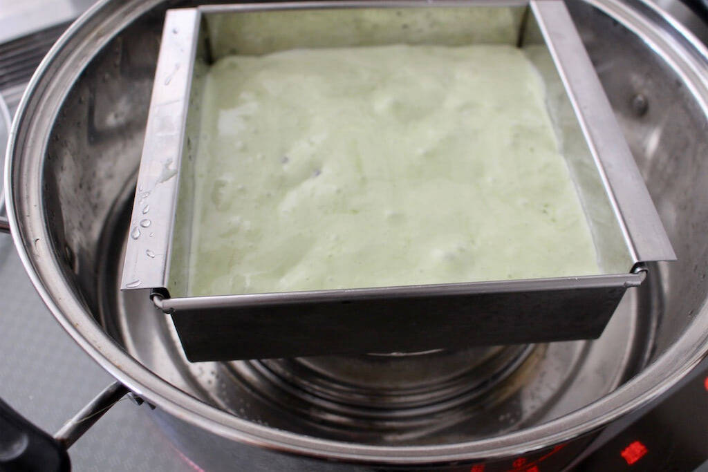 一見普通の抹茶ケーキ…でも実は鹿児島銘菓「かるかん」!?米粉＆長芋でしっとりもっちり♡【農家直伝】