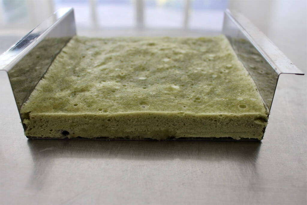 一見普通の抹茶ケーキ…でも実は鹿児島銘菓「かるかん」!?米粉＆長芋でしっとりもっちり♡【農家直伝】