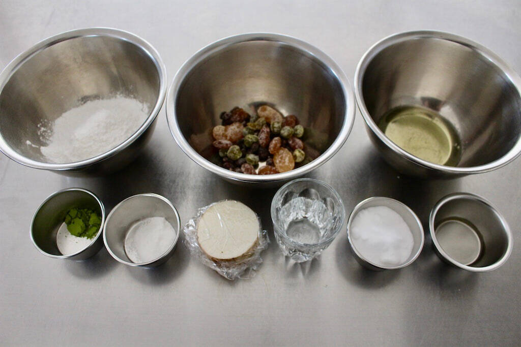 一見普通の抹茶ケーキ…でも実は鹿児島銘菓「かるかん」!?米粉＆長芋でしっとりもっちり♡【農家直伝】