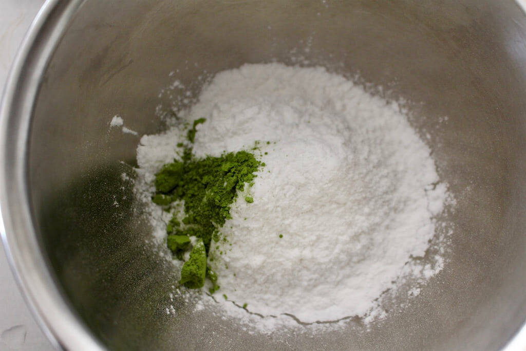 一見普通の抹茶ケーキ…でも実は鹿児島銘菓「かるかん」!?米粉＆長芋でしっとりもっちり♡【農家直伝】