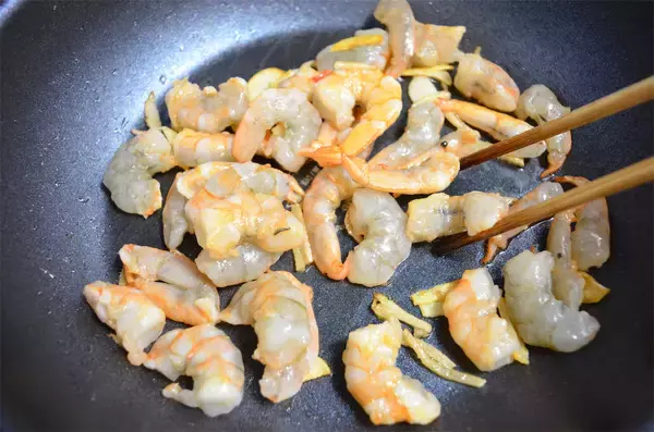 「【高級中華の味！】セロリが主役な「エビの中華炒め」作ってみた！旨さの秘密は塩水にアリ♪【農家直伝】」の画像