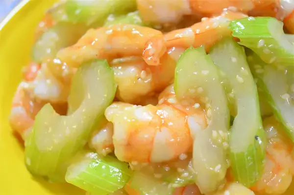 「【高級中華の味！】セロリが主役な「エビの中華炒め」作ってみた！旨さの秘密は塩水にアリ♪【農家直伝】」の画像
