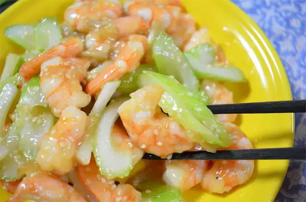 「【高級中華の味！】セロリが主役な「エビの中華炒め」作ってみた！旨さの秘密は塩水にアリ♪【農家直伝】」の画像