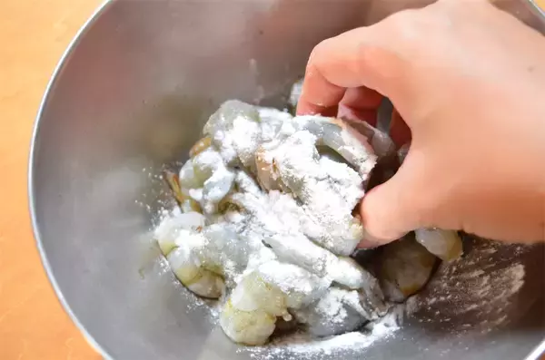 「【高級中華の味！】セロリが主役な「エビの中華炒め」作ってみた！旨さの秘密は塩水にアリ♪【農家直伝】」の画像