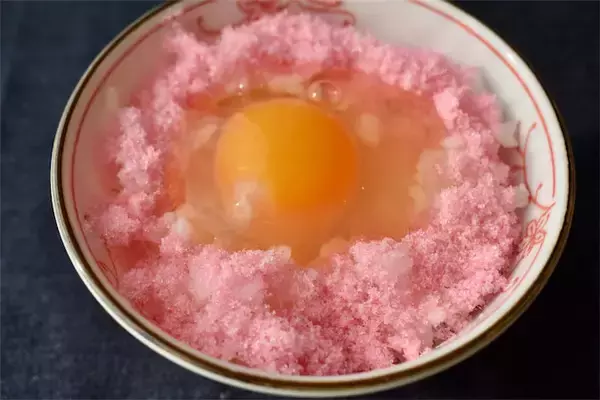 「【TKGアレンジ】「え、桜でんぶ⁉」ほんのり桜色の“卵かけご飯”がやさしい甘さ～♡昭和チック～♪」の画像