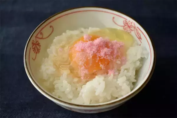 「【TKGアレンジ】「え、桜でんぶ⁉」ほんのり桜色の“卵かけご飯”がやさしい甘さ～♡昭和チック～♪」の画像