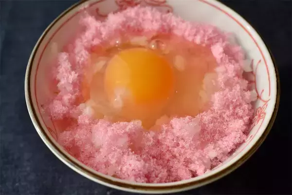 「【TKGアレンジ】「え、桜でんぶ⁉」ほんのり桜色の“卵かけご飯”がやさしい甘さ～♡昭和チック～♪」の画像
