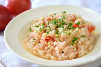 【トマト丸ごとドボン】炊飯器1発で仕上がる「豪快炊き込みごはん」作ってみた！これって赤いピラフだわ♡