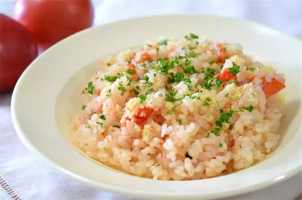 【トマト丸ごとドボン】炊飯器1発で仕上がる「豪快炊き込みごはん」作ってみた！これって赤いピラフだわ♡