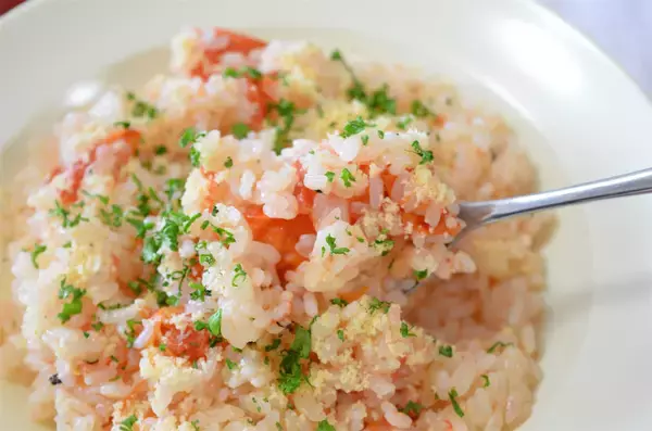 「【トマト丸ごとドボン】炊飯器1発で仕上がる「豪快炊き込みごはん」作ってみた！これって赤いピラフだわ♡」の画像